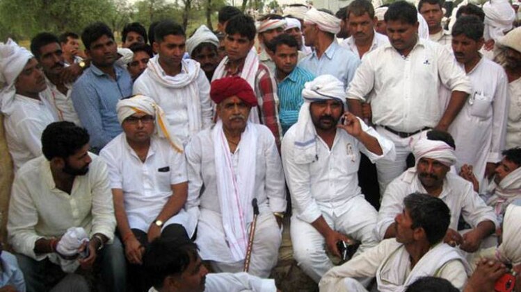 समर्थकों के बीच गुर्जर नेता किरोड़ी लाल बैंसला (फाइल तस्वीर)