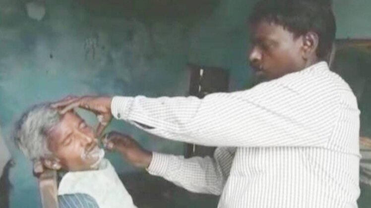 पुलिस-प्रशासन की मौजूदगी में बार्बर ने काटे दलितों के बाल 