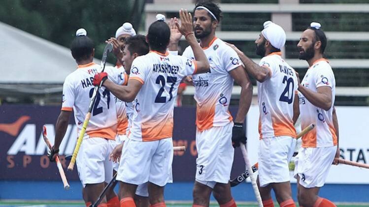 पहले गोल का जश्न मनाती भारतीय टीम