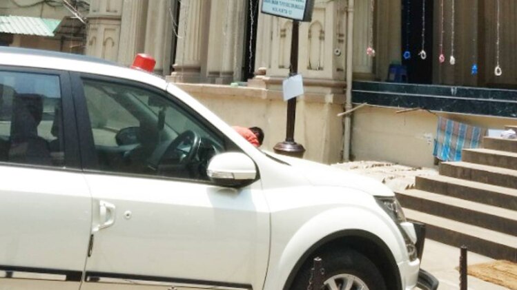 शाही इमाम मौलाना नूरूर रहमान बरकती की गाड़ी पर लाल बत्ती