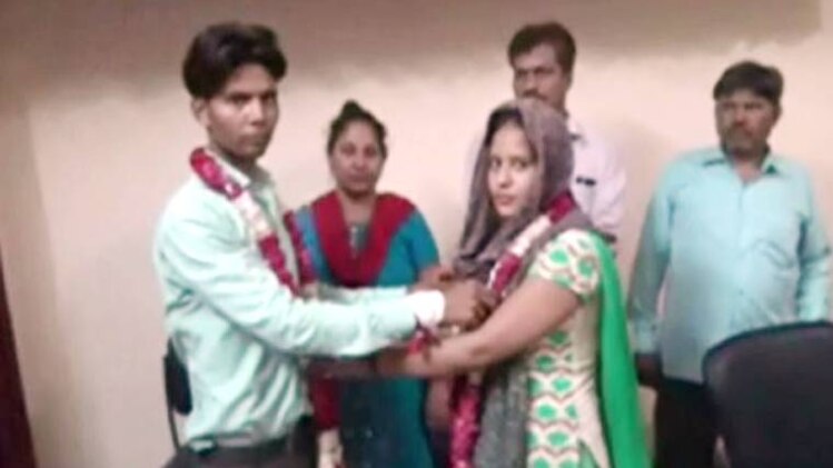 दीपक और श्वेता की थाने में ही शादी करवा दी गई