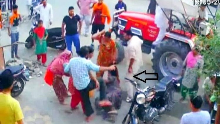 पीड़ित दंपति शिकायत करने के लिए थाने गए थे