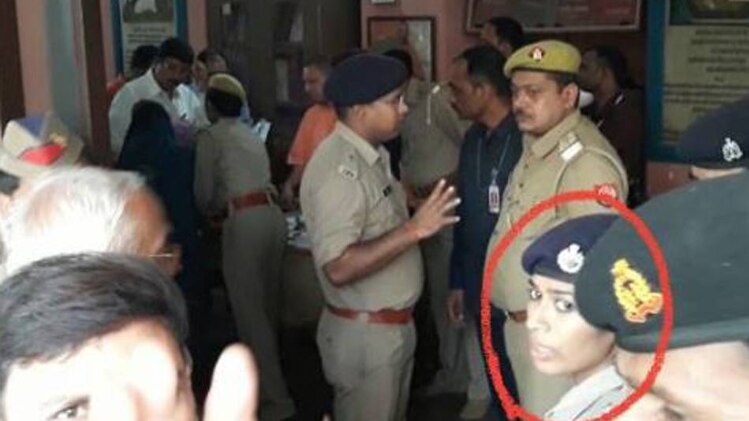  सीएम योगी की सुरक्षा में महिला IPS चारू निगम  