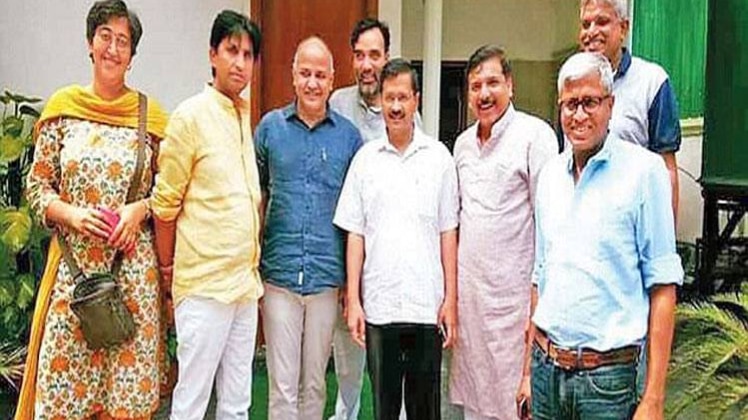 विश्वास को मनाने के बाद साथ में बाकी सदस्य 