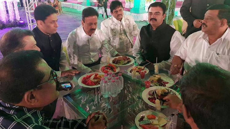 इस शादी की तस्वीरें और वीडियो सोशल मीडिया में वायरल