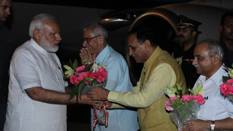 गुजरात के सीएम ने पीएम मोदी का किया स्वागत 