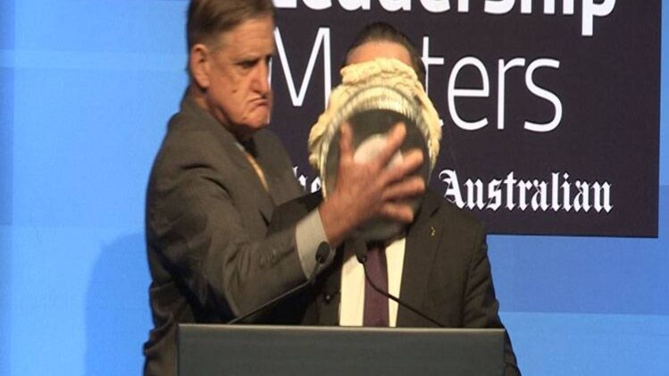 क्वांटस एयरवेज के सीईओ के चेहरे पर लगाई पाई (फोटो- @westaustralian)