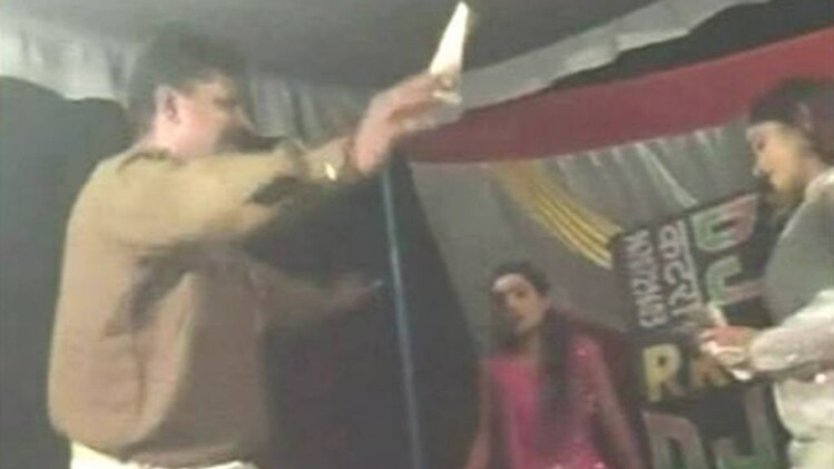 ठुमके लगा रहा पुलिस कर्मी 