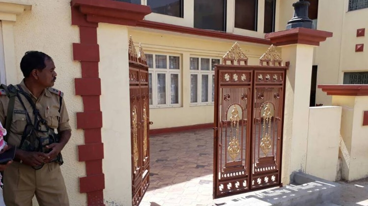 शराब कारोबारी का बंगला 