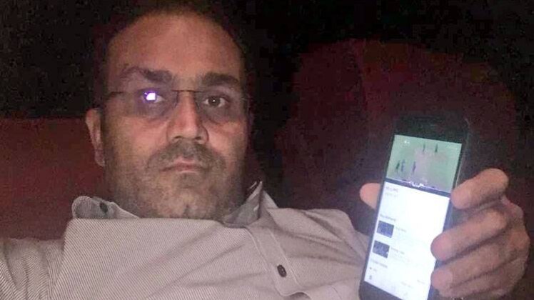 थियेटर में भी मैच देख रहे थे वीरू