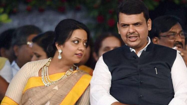 महाराष्ट्र के मुख्यमंत्री देवेंद्र फडनवीस पत्नी अमृता फडनवीस के साथ