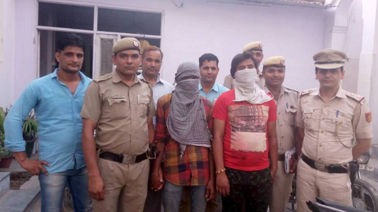 पुलिस ने आरोपी और उसके साथी को गिरफ्तार कर लिया है