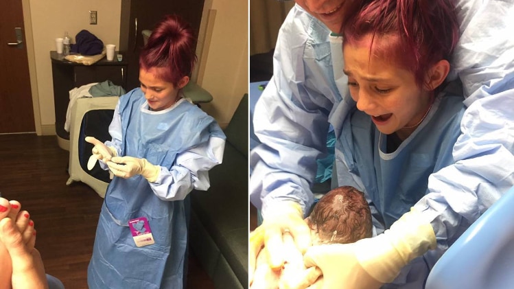 भाई को जन्म लेने में मदद करती बहन