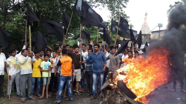 जमीन अधिग्रहण का विरोध कर रहे हैं किसान