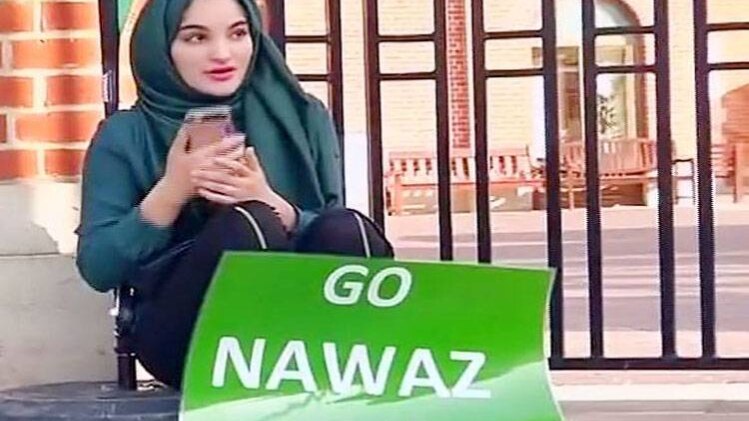 लंदन में विरोध करती महिला