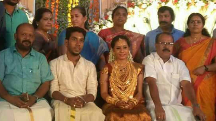 CPI नेता की बेटी की सोने से लदी फोटो