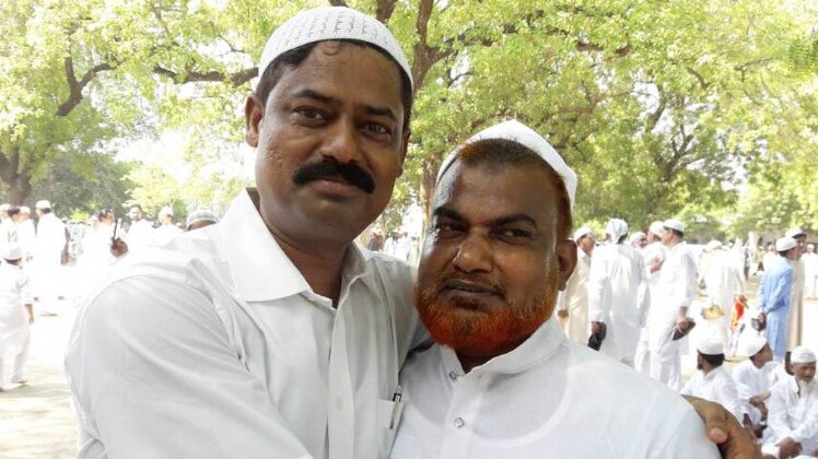 ईद पर गले लगते मुहम्मद इश्तियाक और मुकेश श्रीवास्तव