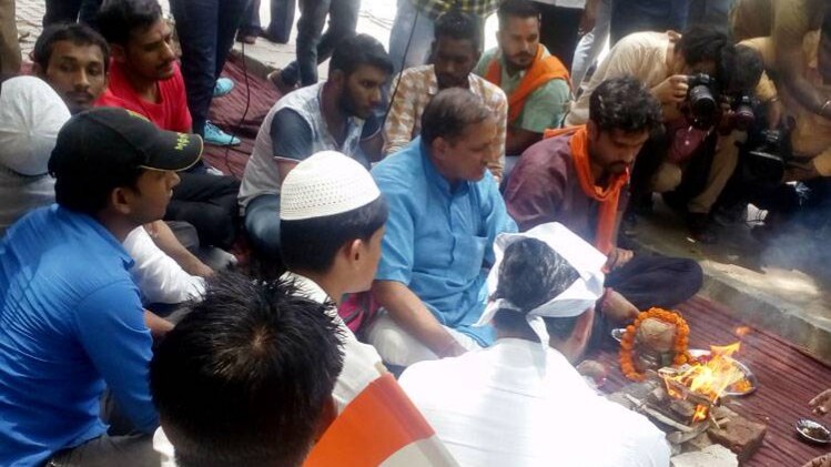 दिल्ली में हिंदू-मुस्लिम ने मिलकर किया हवन 