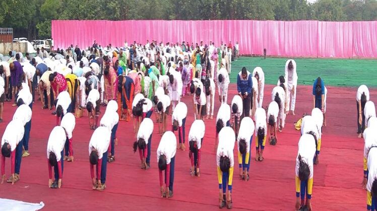 गीले मैट पर किया योग