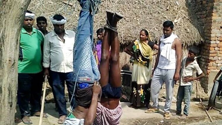 कुर्सी चोरी के आरोप में बेरहमी से पीटा