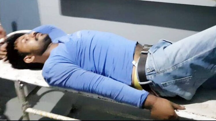 दोनों बदमाशों का अस्पताल में इलाज चल रहा है