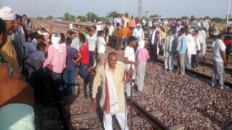 आरक्षण की मांग को लेकर जाटों ने किया रेल ट्रैक जाम