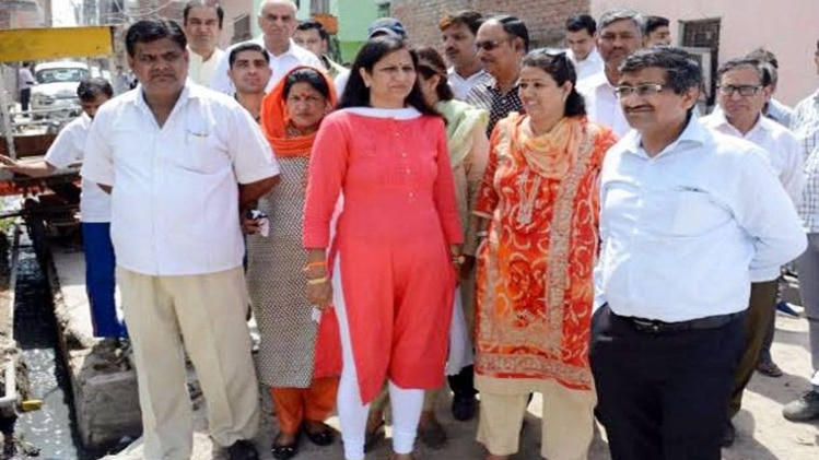 संगम विहार और देवली के दौरे पर मेयर कमलजीत सहरावत 