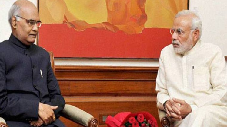 एयरपोर्ट में रामनाथ कोविंद का स्वागत