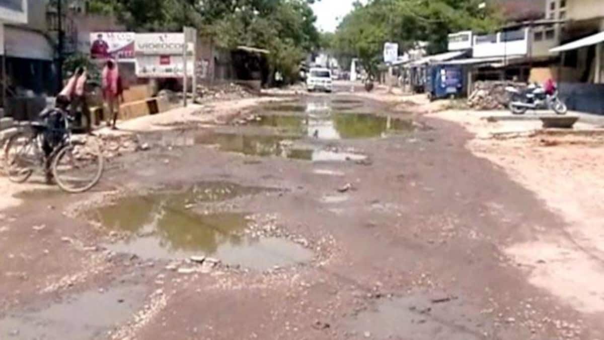 यूपी की सड़कों का रियलिटी चेक, 15 जून तक हो पाएंगी पूरी तरह गड्ढा मुक्त ? -  up government road potholes reality check yogi adityanath promise - AajTak