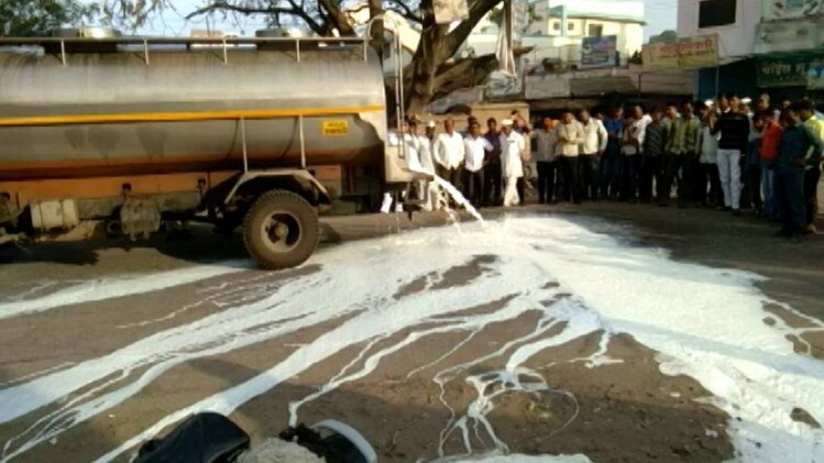 गुस्साएं किसानों ने सड़कों पर बहाया दूध (फाइल फोटो)
