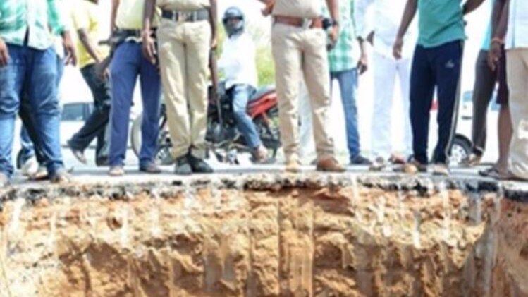 तेलंगाना मे खोद डाला हाईवे