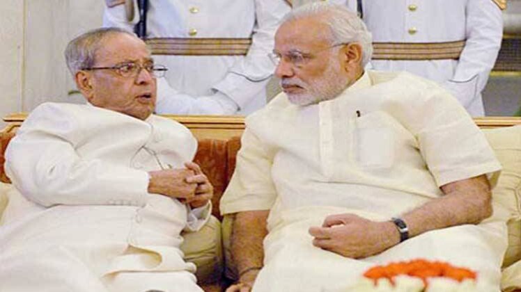 राष्ट्रपति प्रणब मुखर्जी के साथ पीएम मोदी(फाइल फोटो)