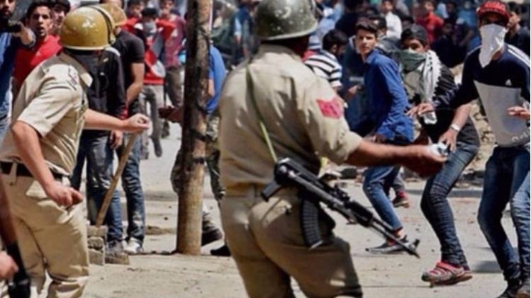 जम्म-कश्मीर में पत्थरबाज़ी करते छात्र (फाइल फोटो)