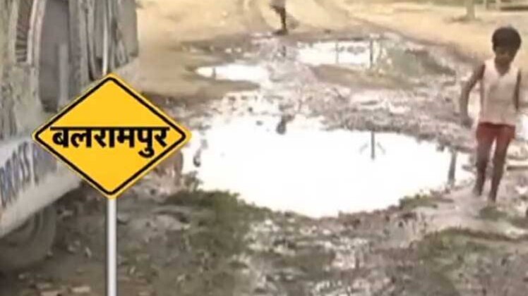 योगी सरकार ने 15 जून तक गड्ढा मुक्त सड़कों का किया था वादा 