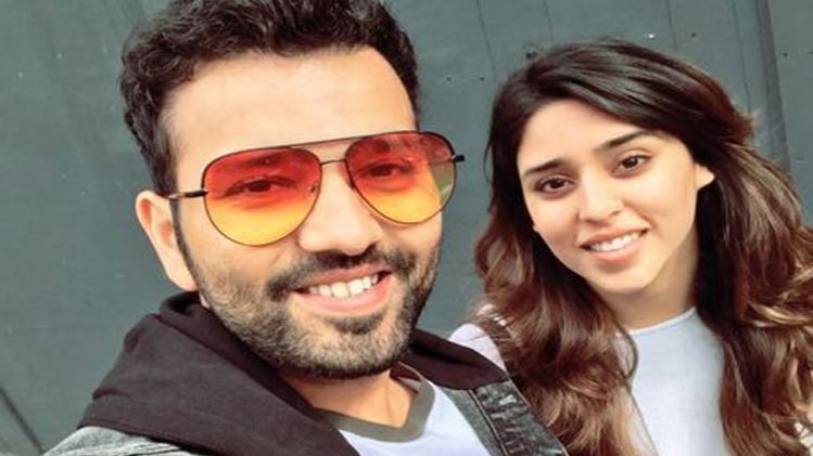 रोहित की अपनी पत्नी रीतिका सजदेह के साथ सेल्फी