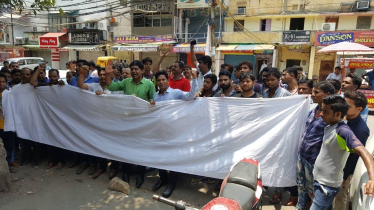 प्रदर्शन कर रहे कपड़ा व्यापारी 