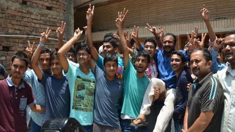 सफलता के बाद खुश‍ियां मनाते सुपर 30 के छात्र 