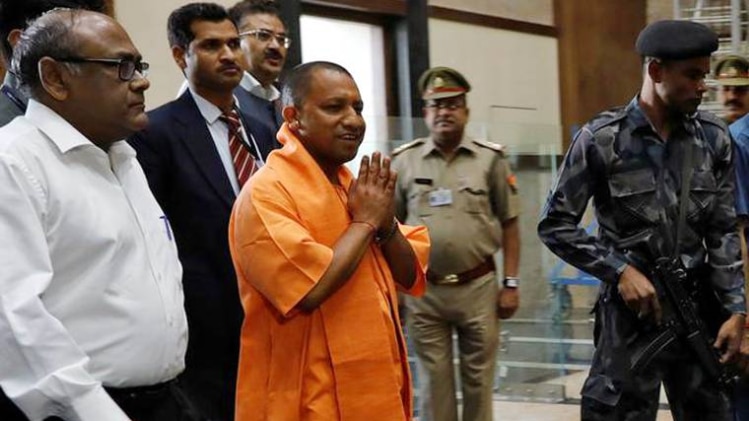 योगी आदित्यनाथ सरकार ने पिछले दिनों में बड़ी संख्या में अफसरों के तबादले किए हैं