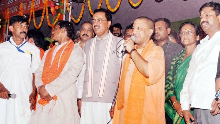 इलाहाबाद में सीएम योगी आदित्यनाथ 