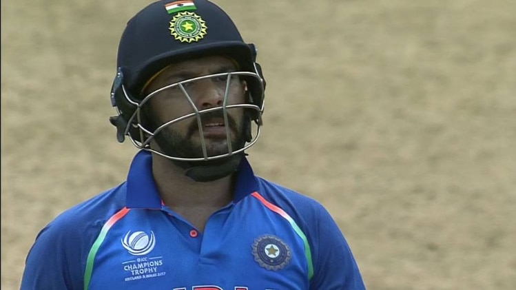 चैंपियंस ट्रॉफी की टी-शर्ट पहन उतरे युवी