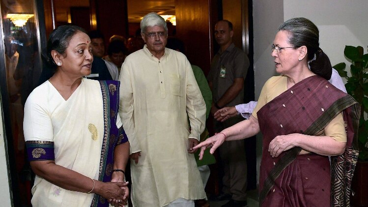 कांग्रेस अध्यक्ष सोनिया गांधी के साथ पूर्व पीएम मनमोहन सिंह 