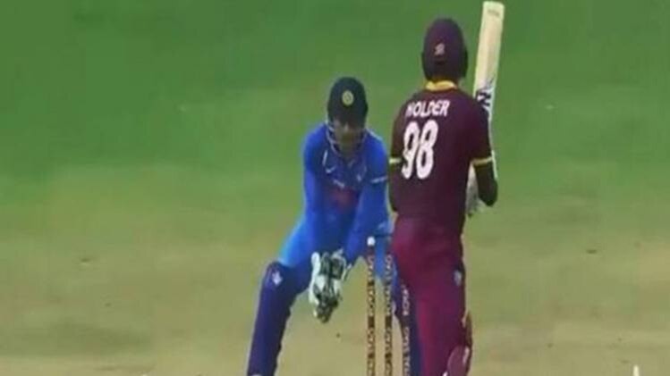 होल्डर को धोनी ने किया स्टंप आउट 