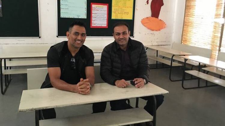 महेंद्र सिंह धोनी और वीरेंद्र सहवाग 