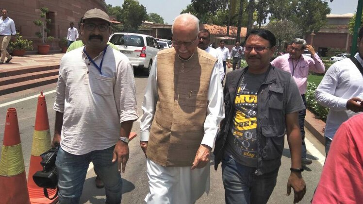 मीडियाकर्मियों के साथ आडवाणी 