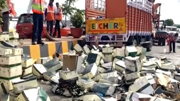 टायर फटने से पलटा ट्रक 