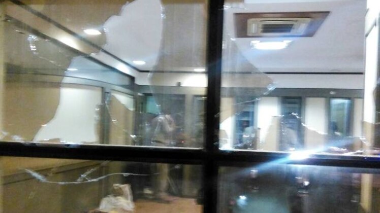 गुस्साए मजदूरों ने जमकर की तोड़फोड़