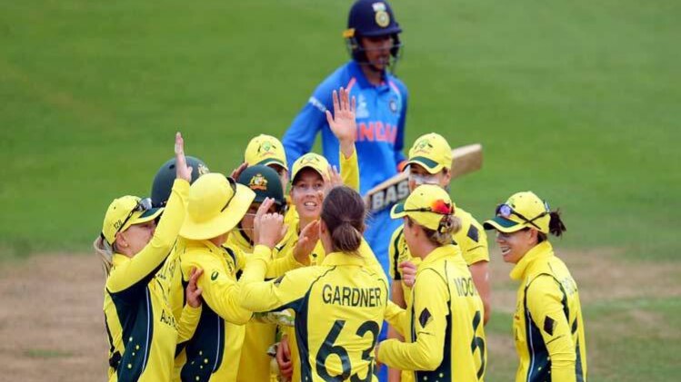 विकेट मिलने पर खुशी मनाती ऑस्ट्रेलियाई टीम
