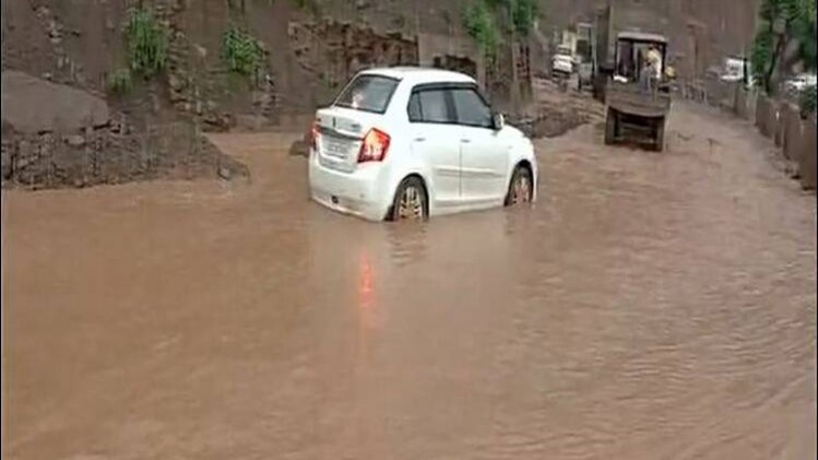 जम्मू-कश्मीर में भारी बारिश और भूस्खलन