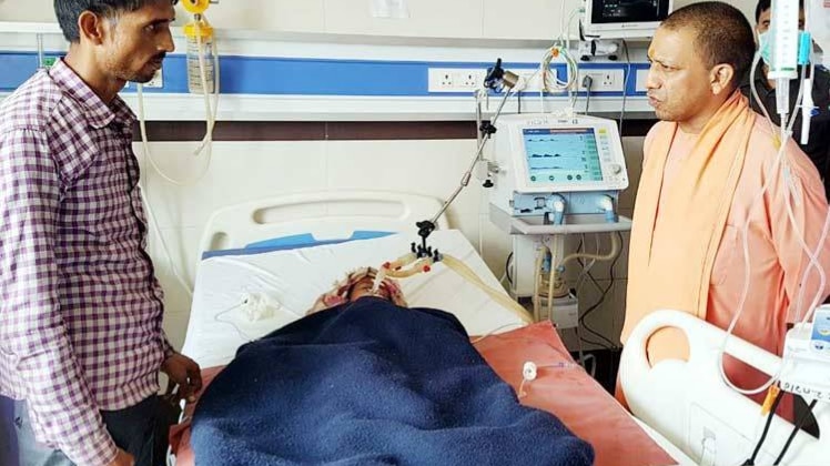 अस्पताल पहुंचे सीएम योगी आदित्यनाथ