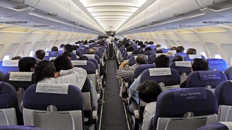 हवा में प्लेन का दरवाजा खोलने की कोशिश करने लगा यात्री